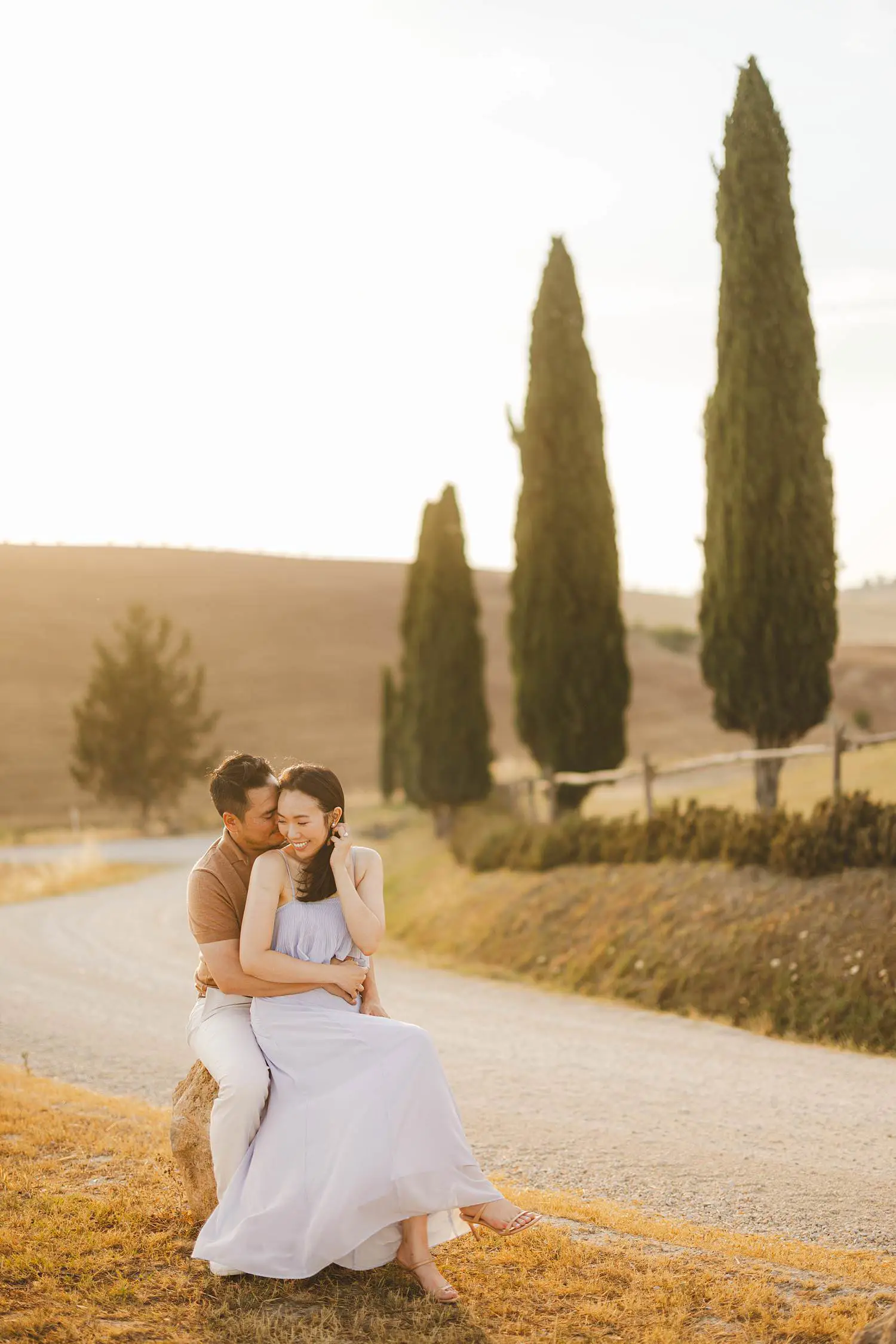 Golden light romantic couple engagement photo session in the countryside of Pienza