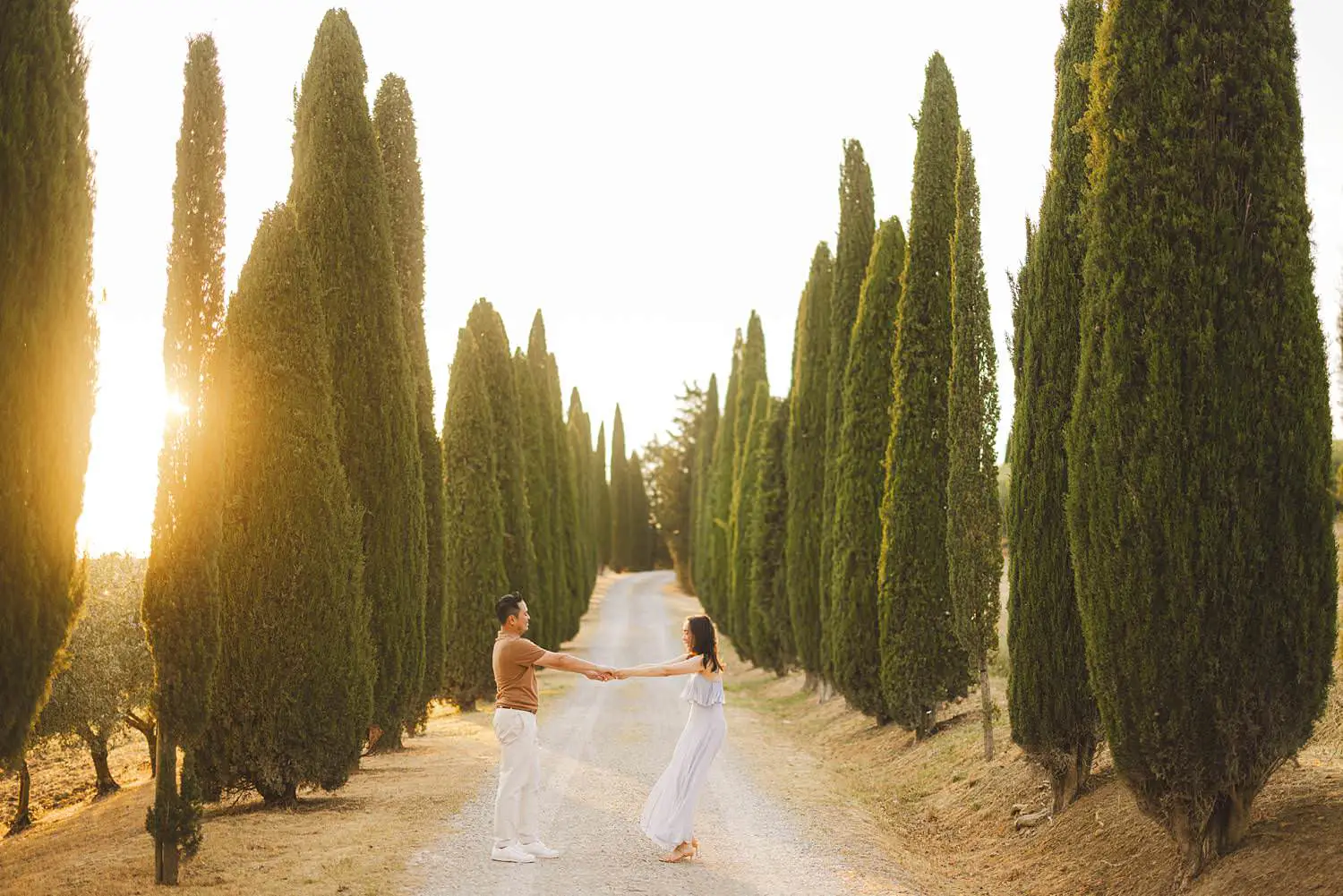 Dreaming engagement photo shoot in the iconic cypresses avenue of the countryside near Pienza