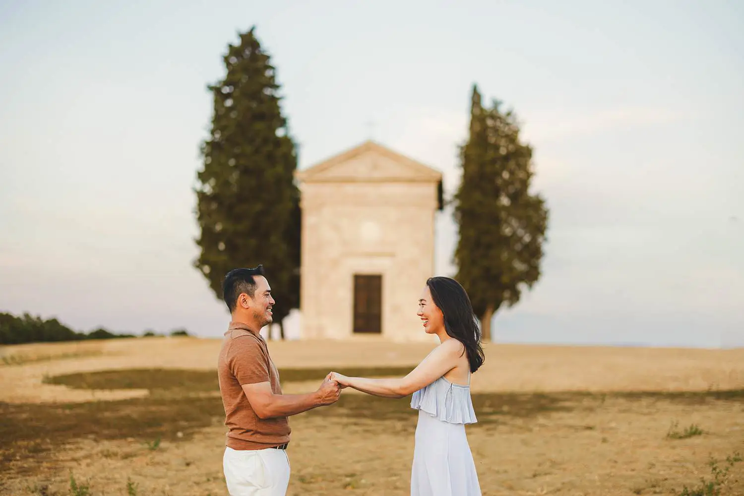 Joyful engagement photo session between Pienza and the Iconic Chapel of Vitaleta