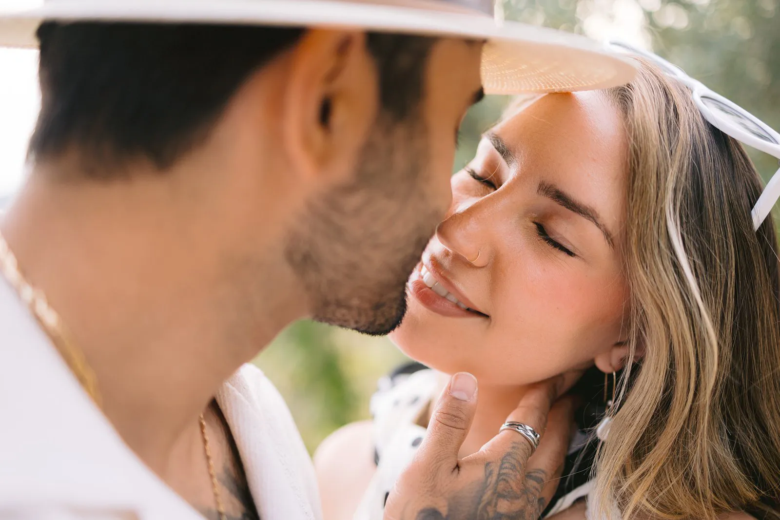 Close-up of Leo kissing Nere as she closes her eyes, his hand resting gently beneath her chin during their Tuscany session.