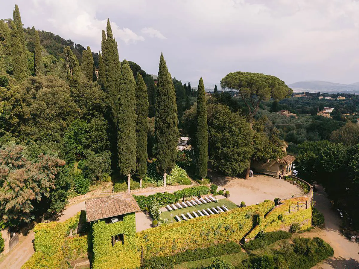 An aerial view of Villa Le Fontanelle, its garden ceremony and the Florence landscape beyond.
