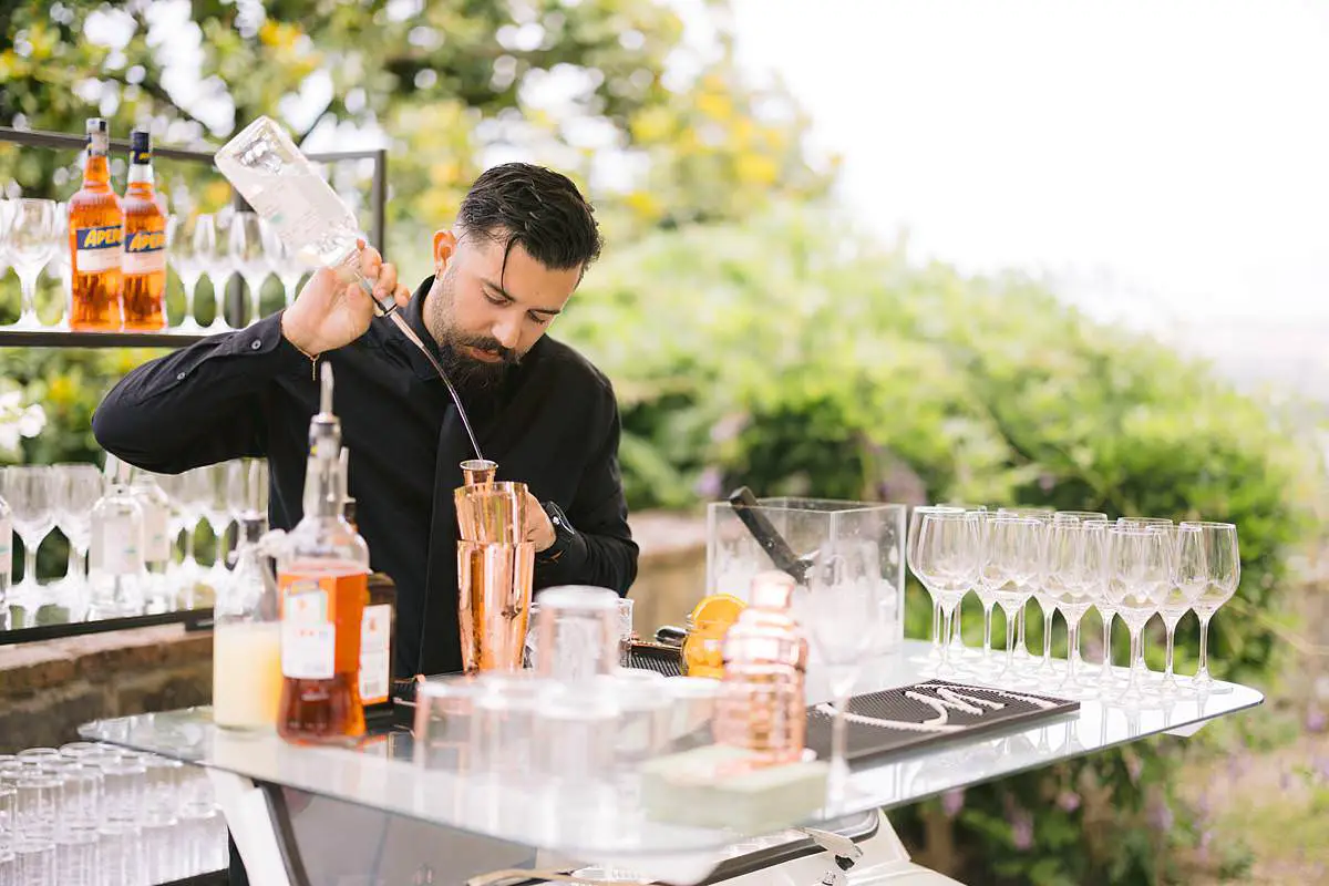 Bartender prepares aperitivo cocktails at the Villa Le Fontanelle wedding reception.