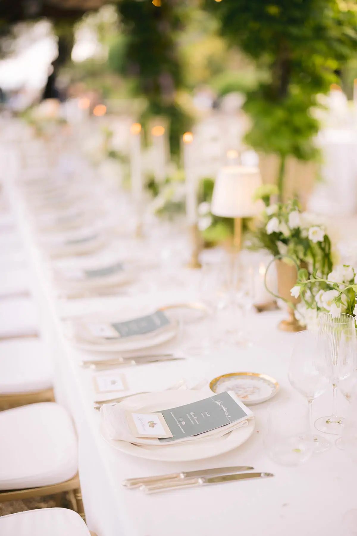Place setting with candles, greenery and floral decor at the Villa Le Fontanelle wedding reception.